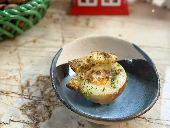 Œuf à la truffe dans un oignon